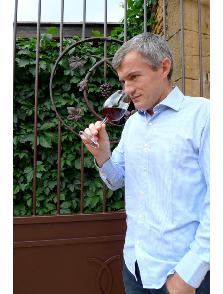 Christophe Coquard dégustant un verre de Beaujolais.